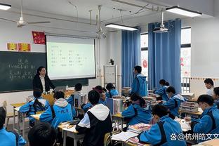 名宿的鼓励？大加索尔来到现场 拍肩勉励勇士新秀TJD